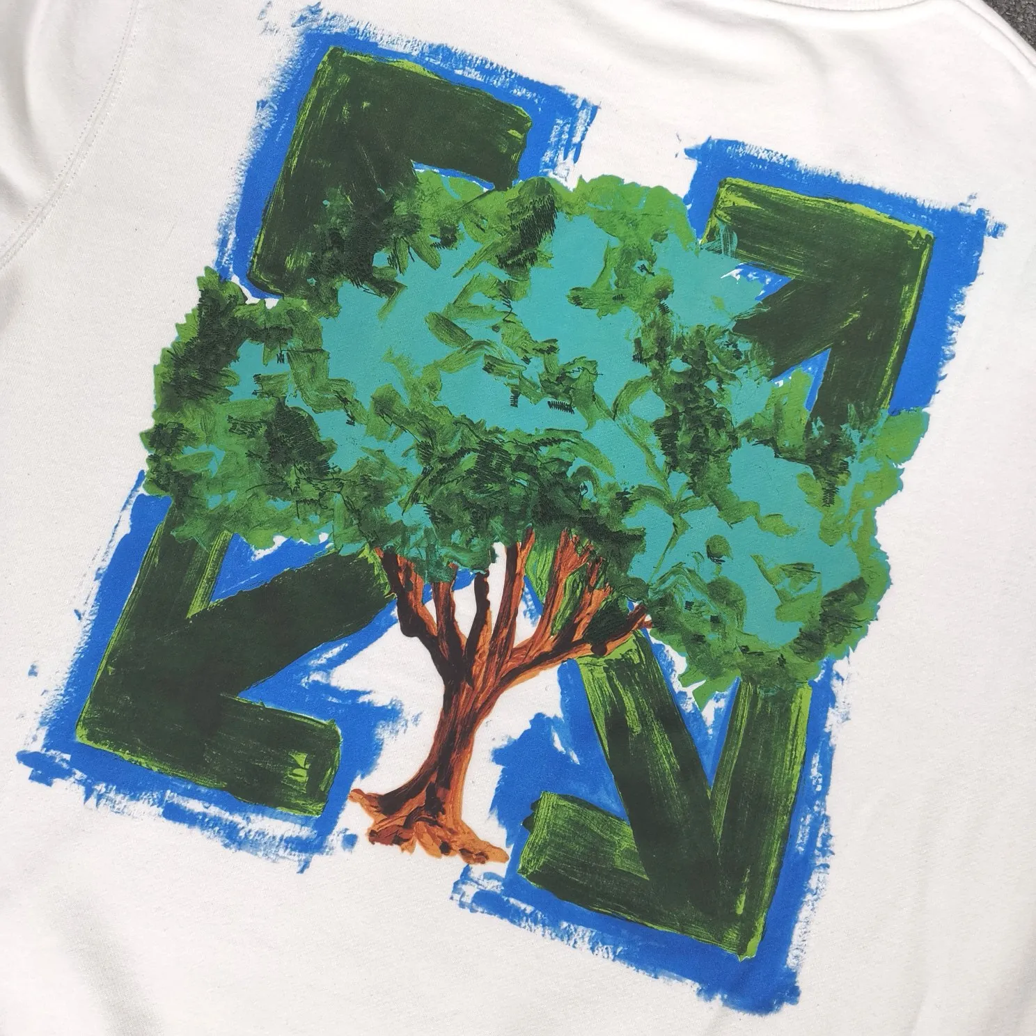 22SS top tested version environmentally friendly series OFFWHITE OW world environmentally friendly green big tree graffiti pure cotton loose unisex round neck sweatshirt I won’t introduce much else here, just get to the point. This printed tree is different from the short-sleeved ones. The leaf shape part of the printing is replaced by embroidery. This cannot be seen from the picture level (you will definitely make a mistake when you look at the picture). Many versions on the market directly look at the picture and make the pattern, without worrying about this detail.  The fabric is made of 480g fish scale terry cotton fabric, and the hem is slit. This is the key detail.  The white front chest is the new slogan of the trumpet, and the back is also different. They are all framed by the classic and iconic large warning arrows. The black arrows are lake green, with a few white water-like patterns added; the white ones are sky blue arrows, with a big tree inside with branches and leaves filling the entire pattern. Both pieces are interpretations of traditional retro hand-painted graffiti painting techniques, which fully embody the natural and environmentally friendly atmosphere.  Color: White Size: XS-L P:410